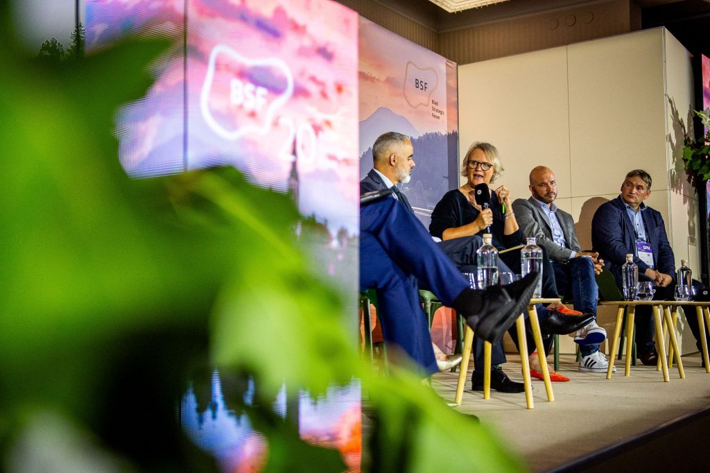 jana-apih-blejski-forum Jana Apih na panelu na Blejskem strateškem forumu 2025