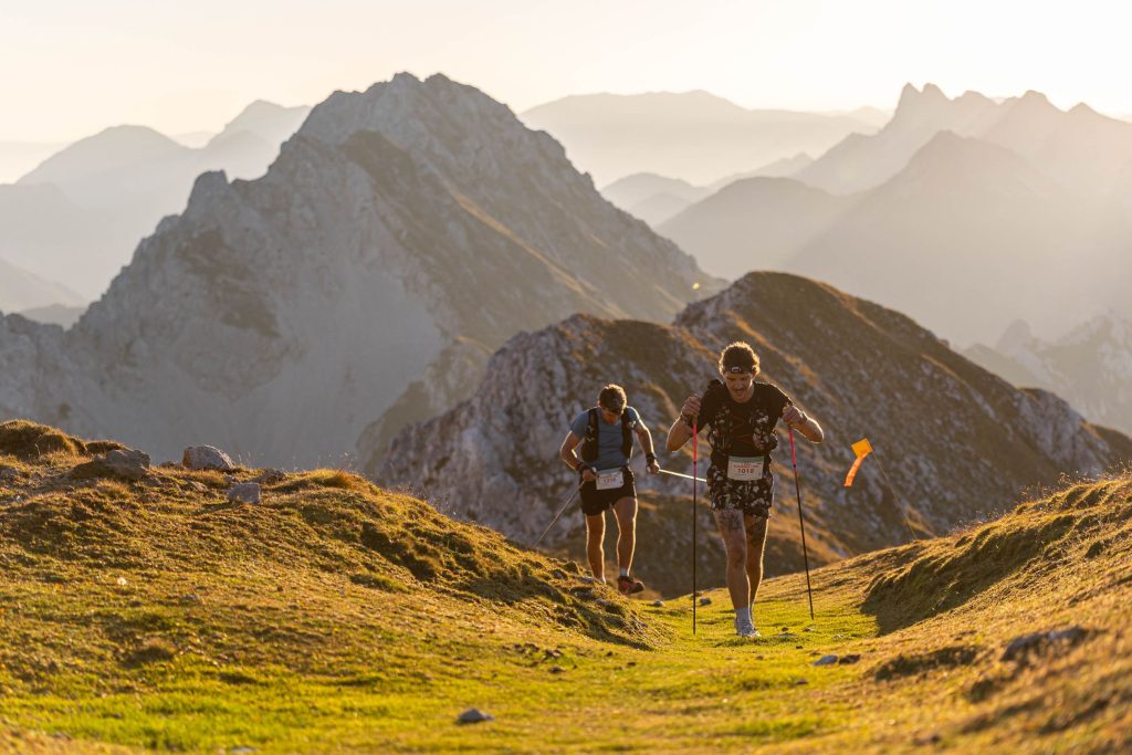 julian-alps-trail-run-by-utmb-slovenia Trail tekači ob sončnem vzhodu na dogodku Julian Alps Trail Run by UTMB osvajajo vrhove Karavank.