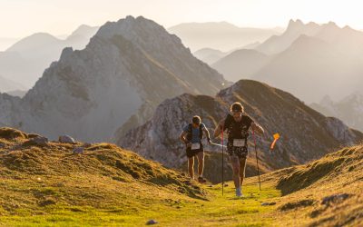Trail tekači ob sončnem vzhodu na dogodku Julian Alps Trail Run by UTMB osvajajo vrhove Karavank.