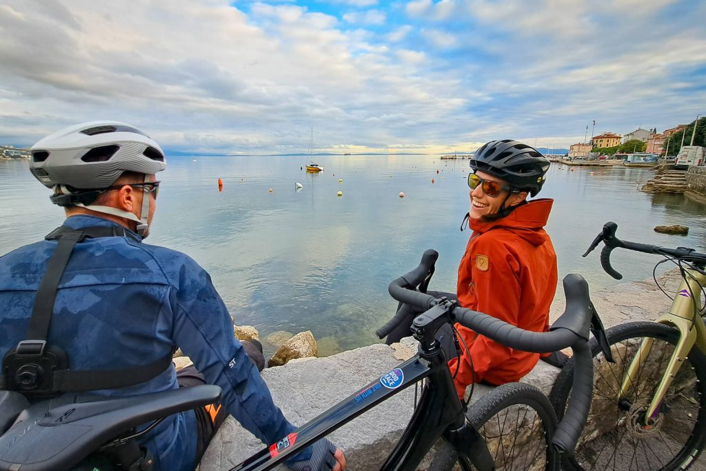 Dva kolesarja v Opatiji na Hrvaškem.