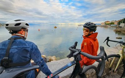 Dva kolesarja v Opatiji na Hrvaškem.