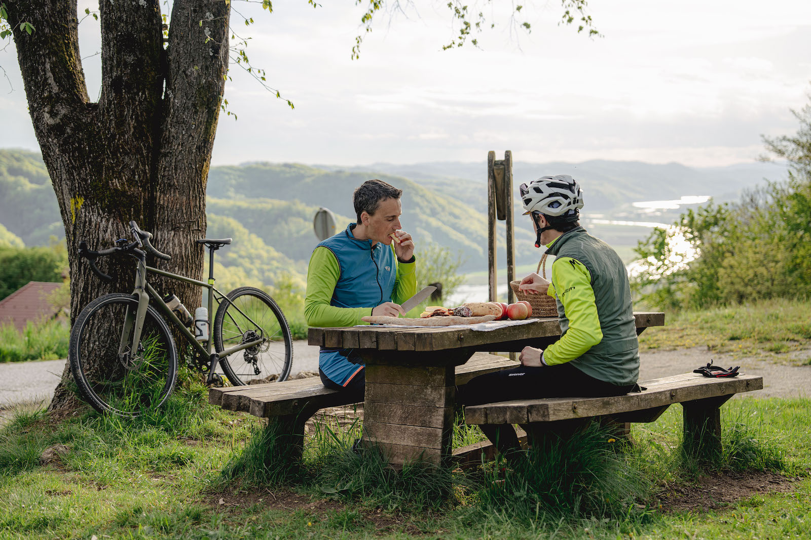 Slovenia Green Gourmet Route dva kolesarja