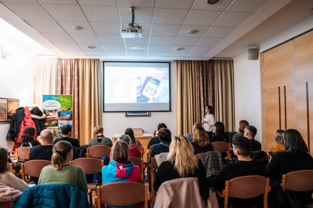 A lecturer is giving a lecture infant a full room of listeners