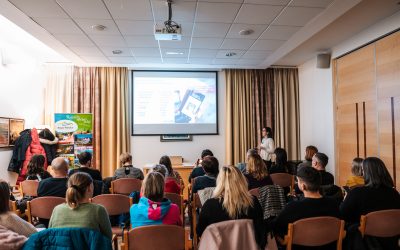 A lecturer is giving a lecture infant a full room of listeners