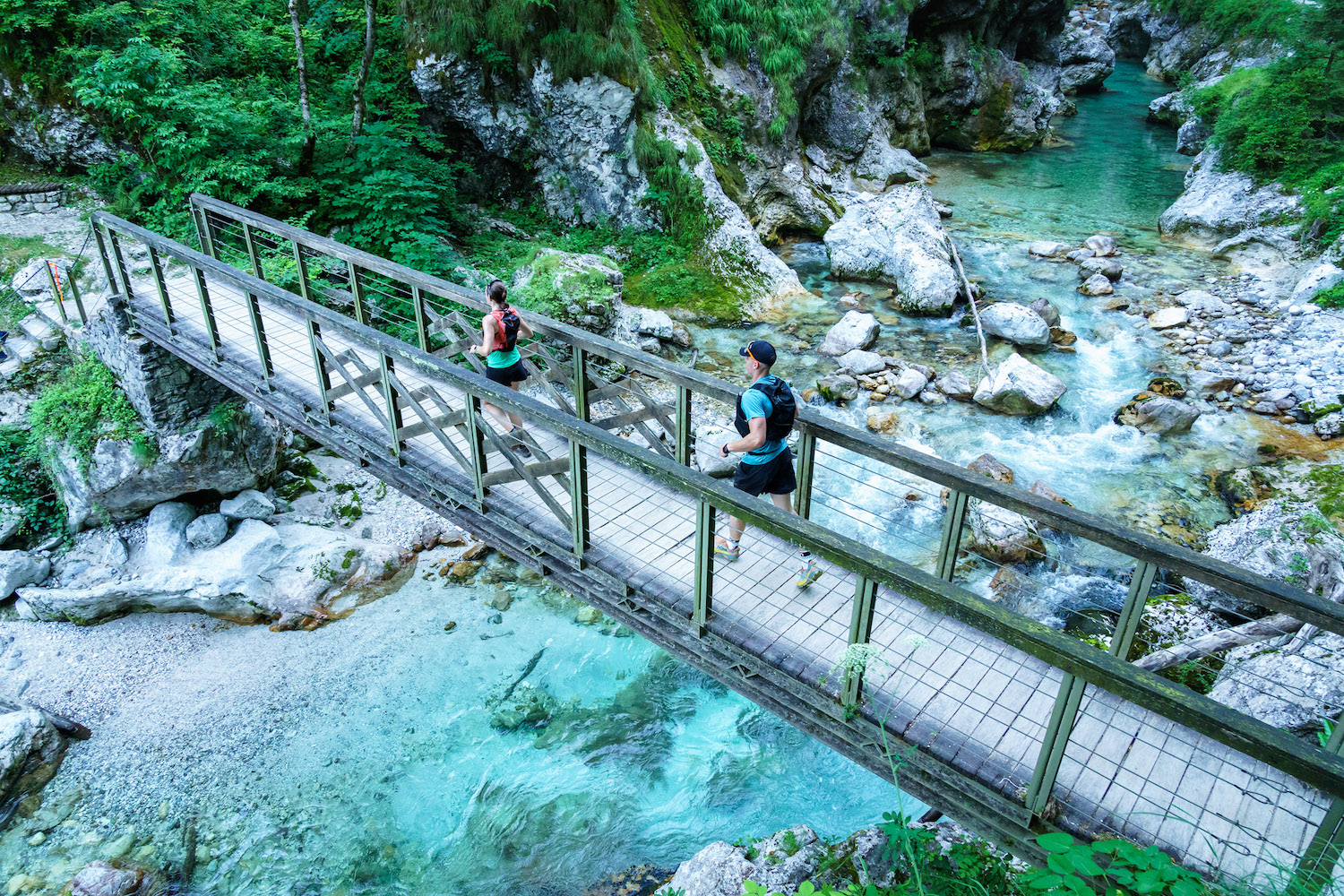 soca_outdoor_nejc_suhadolnik-20250628_0727 Soča outdoor festival runners run on the bridge
